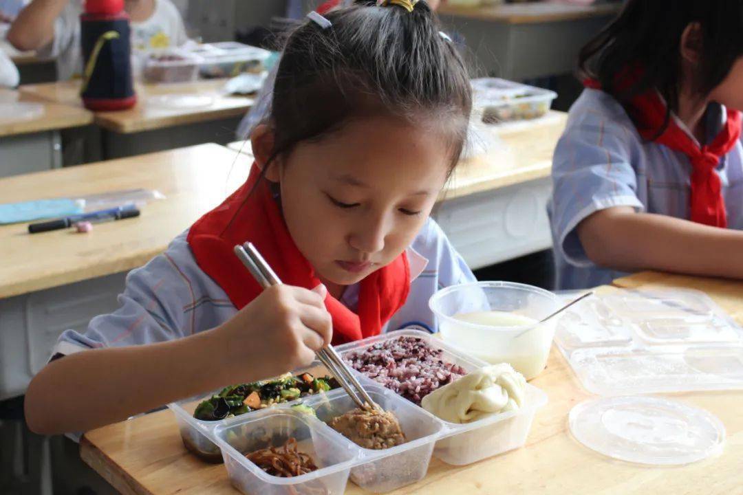 营养,也切实解决了家长接送孩子不方便的问题,还让学生课余生活更丰富