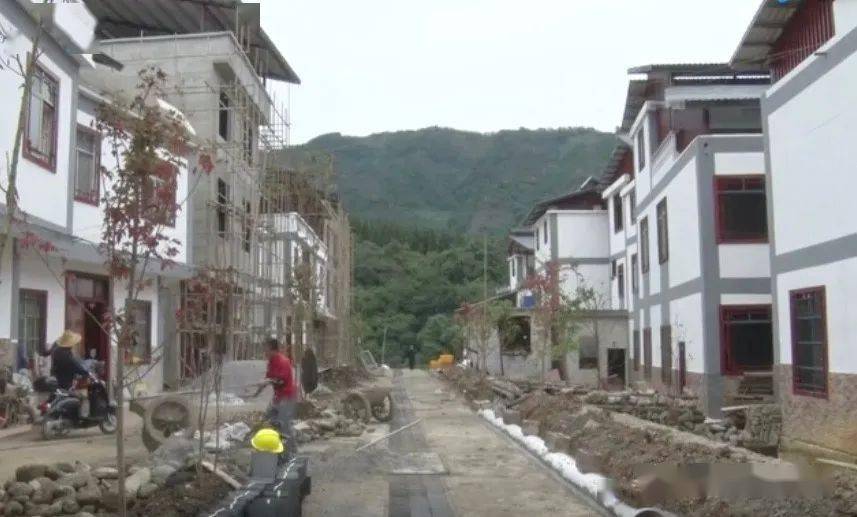 虽然有些道路还在建设当中,但这已经和去年的百坭村有着很大的变化