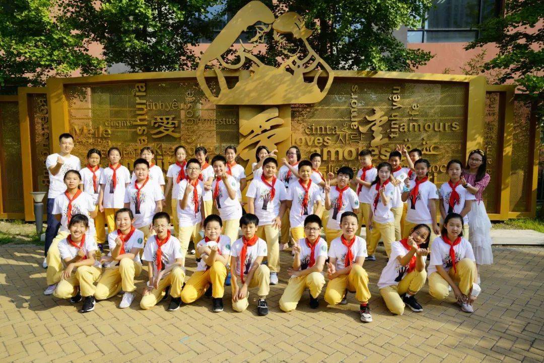 北京市朝阳区呼家楼中心小学青青分校学生在校园迷你古生物馆中探索