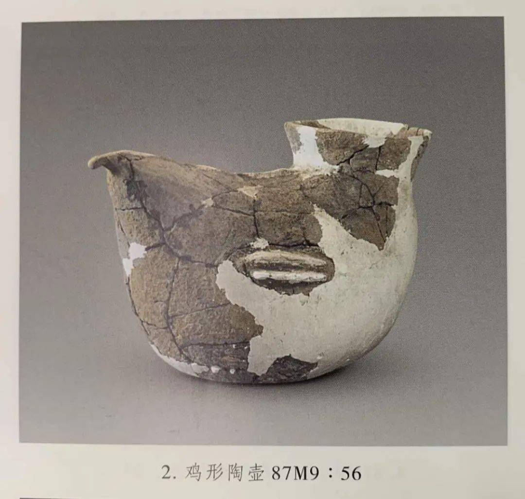 这件鸡型壶形似母鸡