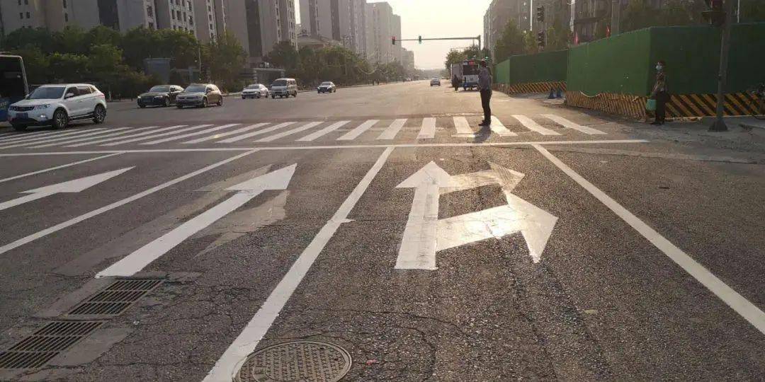 在直行右转车道上直行车可以停车等红灯吗