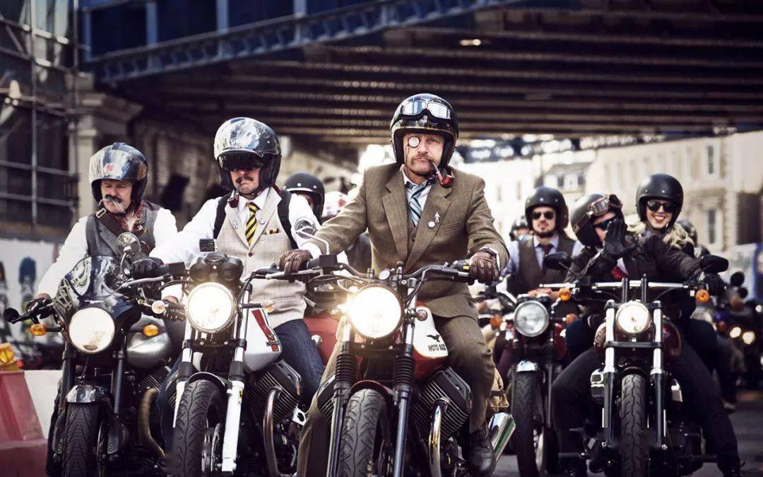 单片眼镜,马甲,衬衫,西装,骑着复古机车…… 正装骑行活动的出现,将一