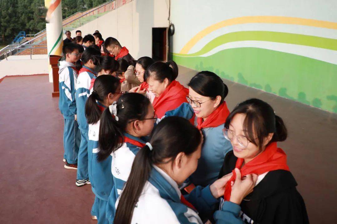 稠江中学举行七年级少先队建队仪式 义乌市绣湖中学 10-21 08: 0