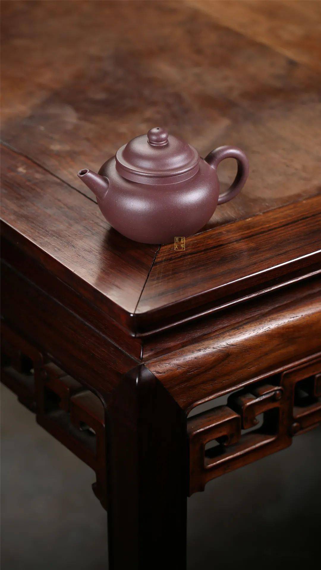 紫砂臻品金中平圆器佳品笠帽壶