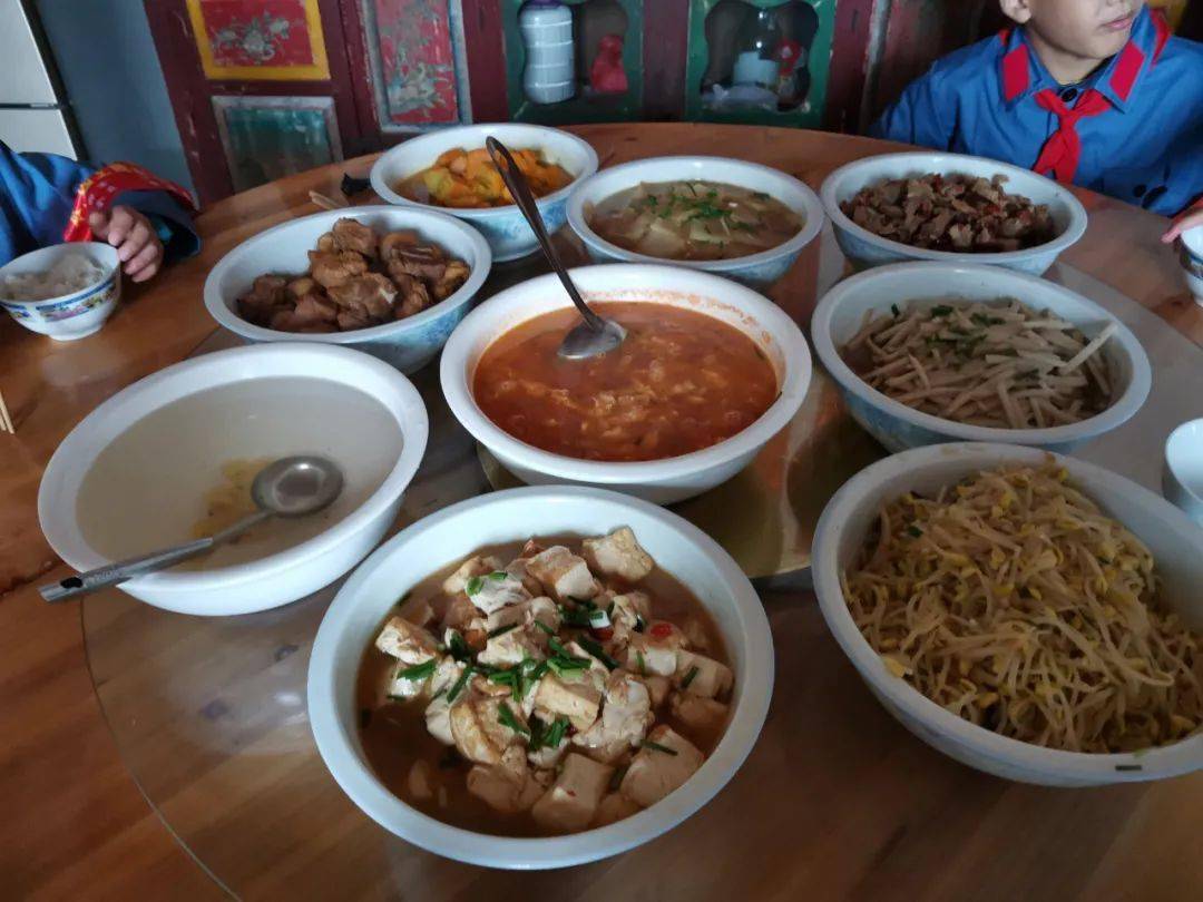 城乡少年手拉手井冈山上当红军