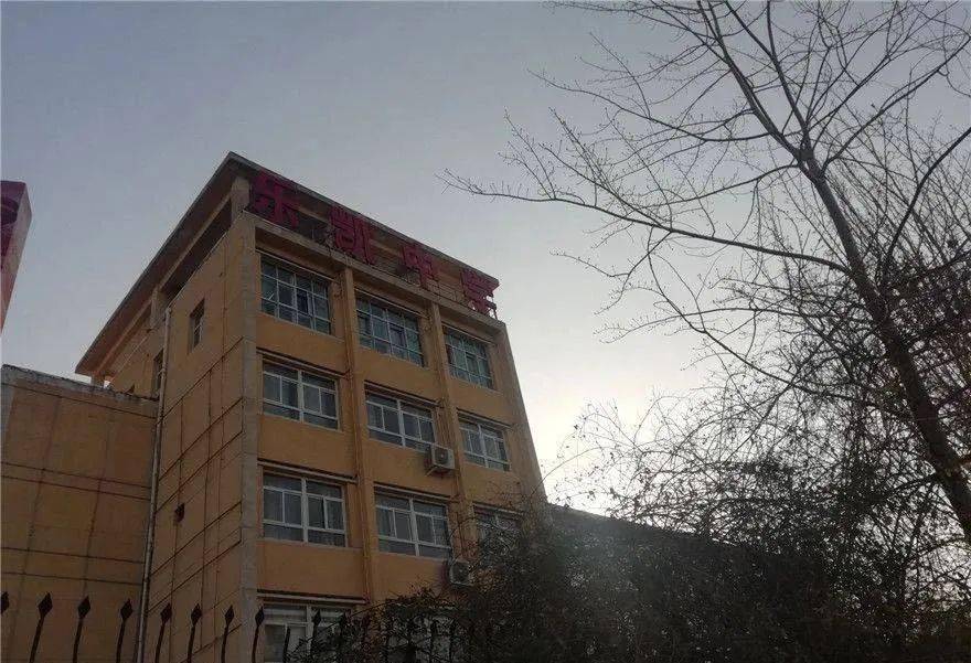 保定一初中生不慎从教学楼坠落!校方调查还原事发过程