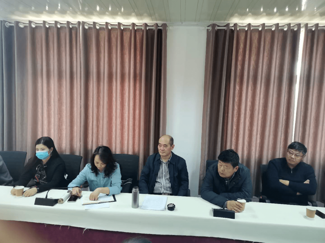 在"李金梅毛笔"笔庄,调研组实地查看李金梅毛笔的制作技艺;在祥符调