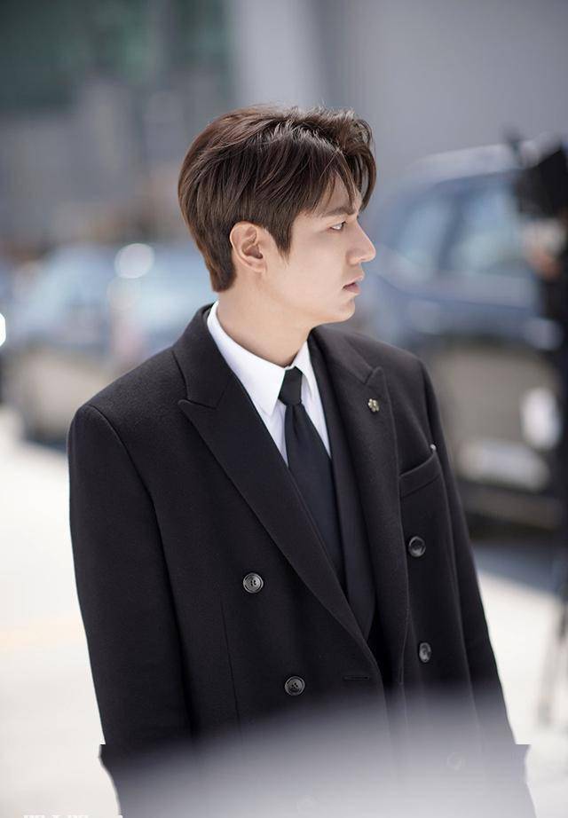 跟着韩剧学穿搭永远的君主李敏镐风衣造型简直不要更帅