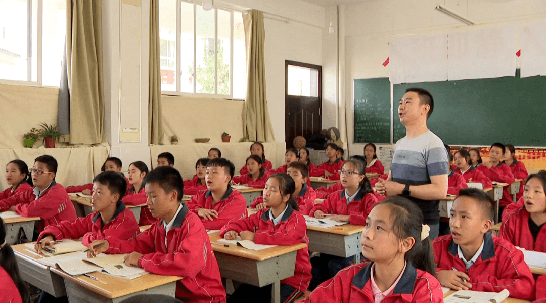 凤凰中学教师乔家奎: 用心教书育人 时刻不忘初心_昭阳区