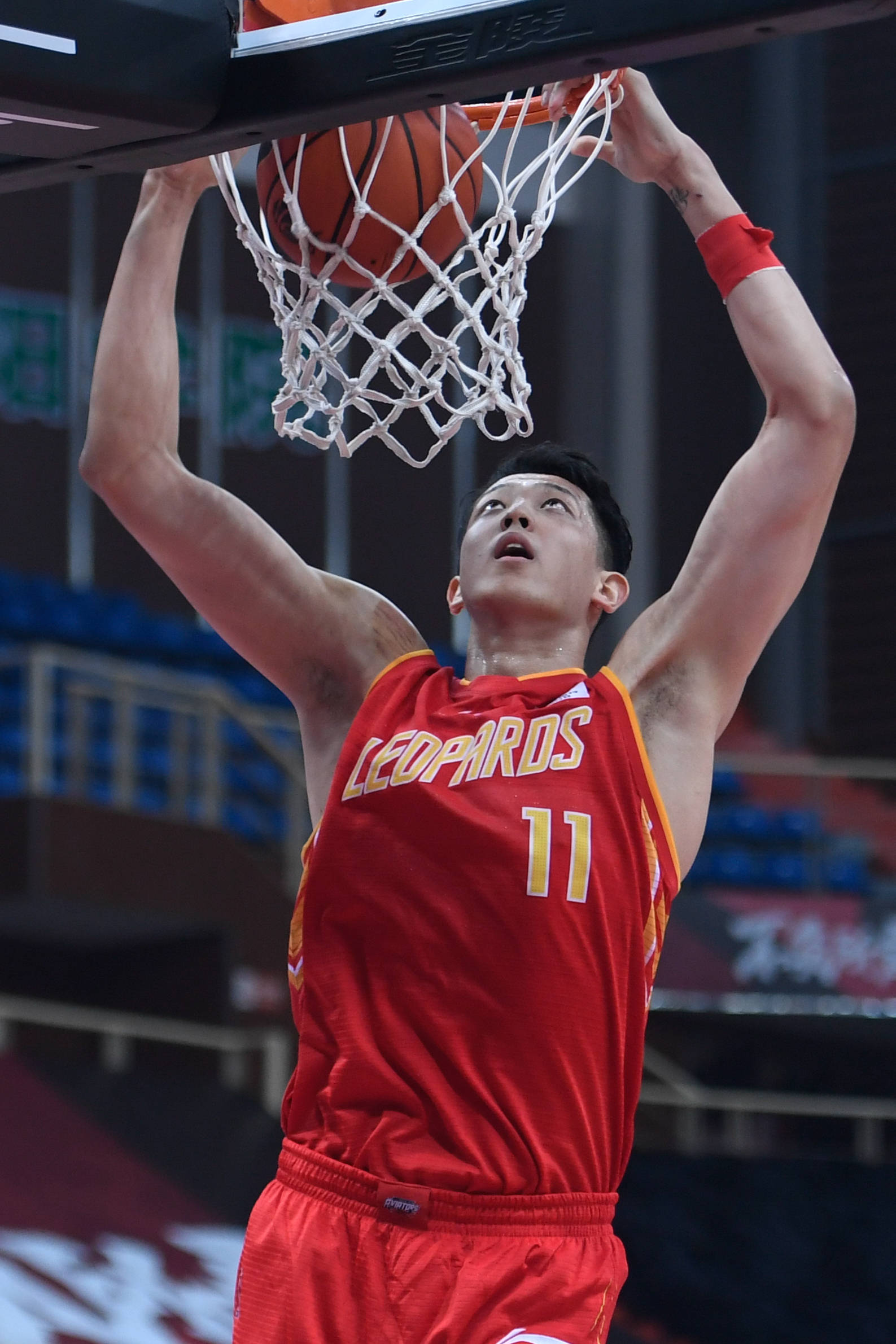 10月22日,深圳马可波罗队球员沈梓捷在比赛中扣篮