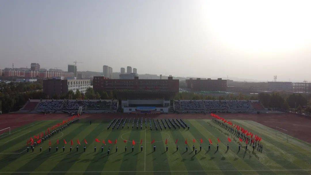 运动健儿显风采绿茵场上尽驰骋河津市第二中学第六届体育文化月田径