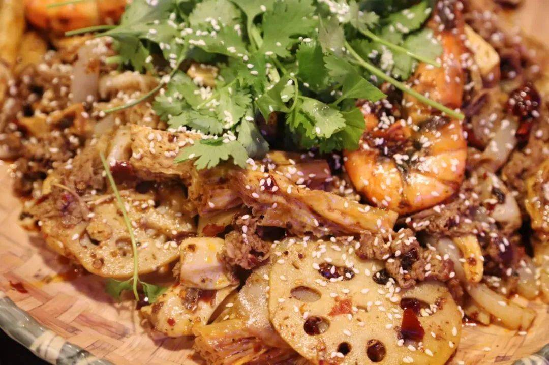 还有炸鸡翅,海陆空炸物三杯鱿鱼,葱油饼烧麦,毛豆,春卷,锅贴…23种厨