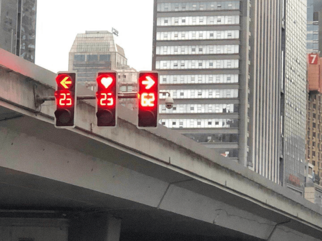 长沙信号灯又上热搜公交车尾自带红绿灯你见过吗