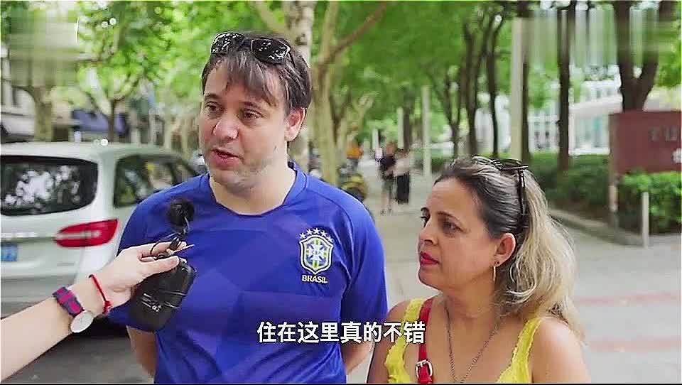 老外在中国街头采访老外在中国生活的感想惊讶的是中国厕纸