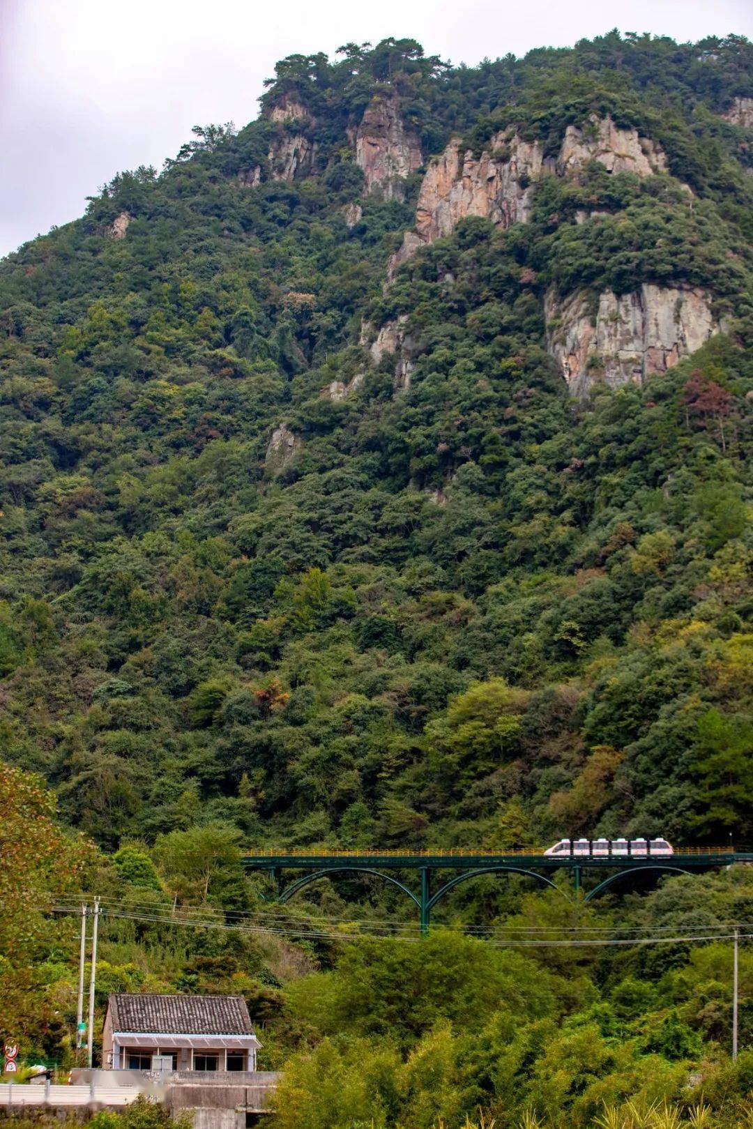 汽車行駛到千丈巖山腳下,可以看到公路在這裡繞了一個180度的圓弧.