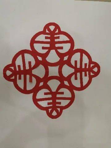 关井小学少年宫:美术一周剪纸作品之对称字的设计剪裁