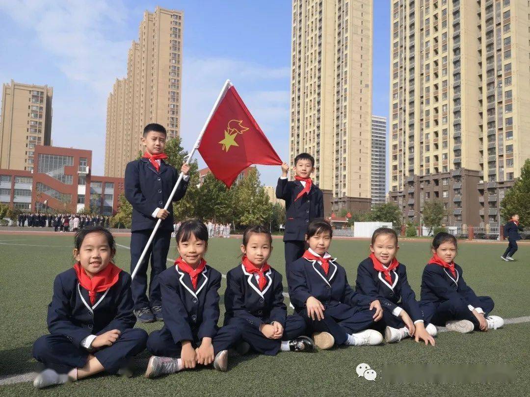 【队活动】泉新学校二年级中队创意照展示活动_少先队员