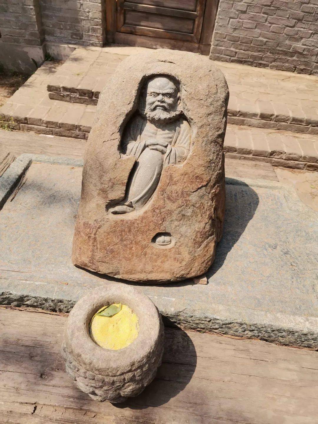 其一乾坤亭其二风调雨顺国泰民安石阶其三萨满神鼓