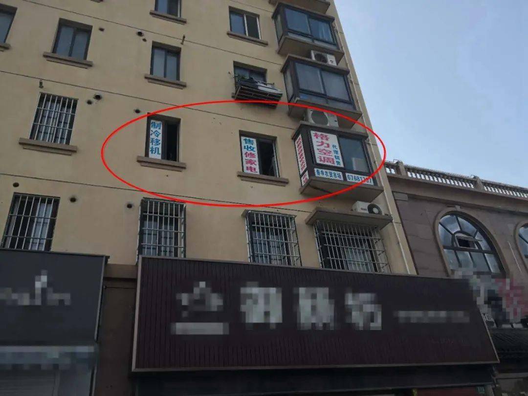 整改前小广告乱张贴,一直是城市管理的"顽疾",印有招租招聘,通下水道