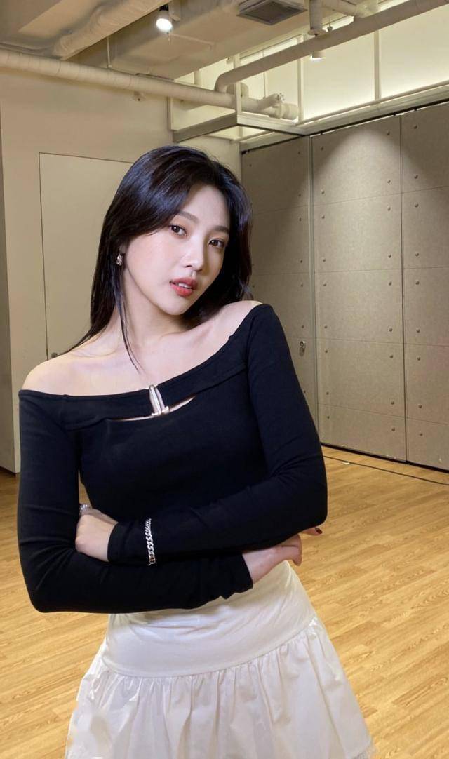 性感炸弹朴秀荣晒照女团风穿搭少女感十足凹凸感比不上