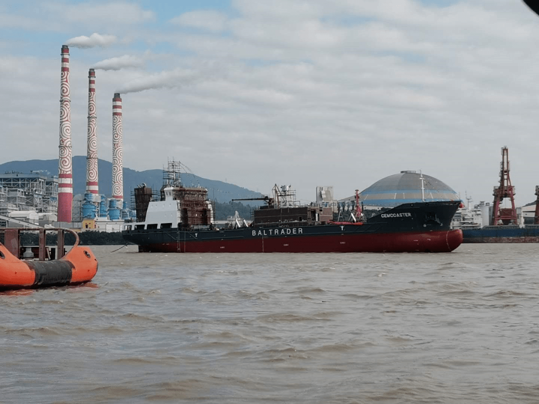 造船厂载重约4650吨水泥船顺利下水!