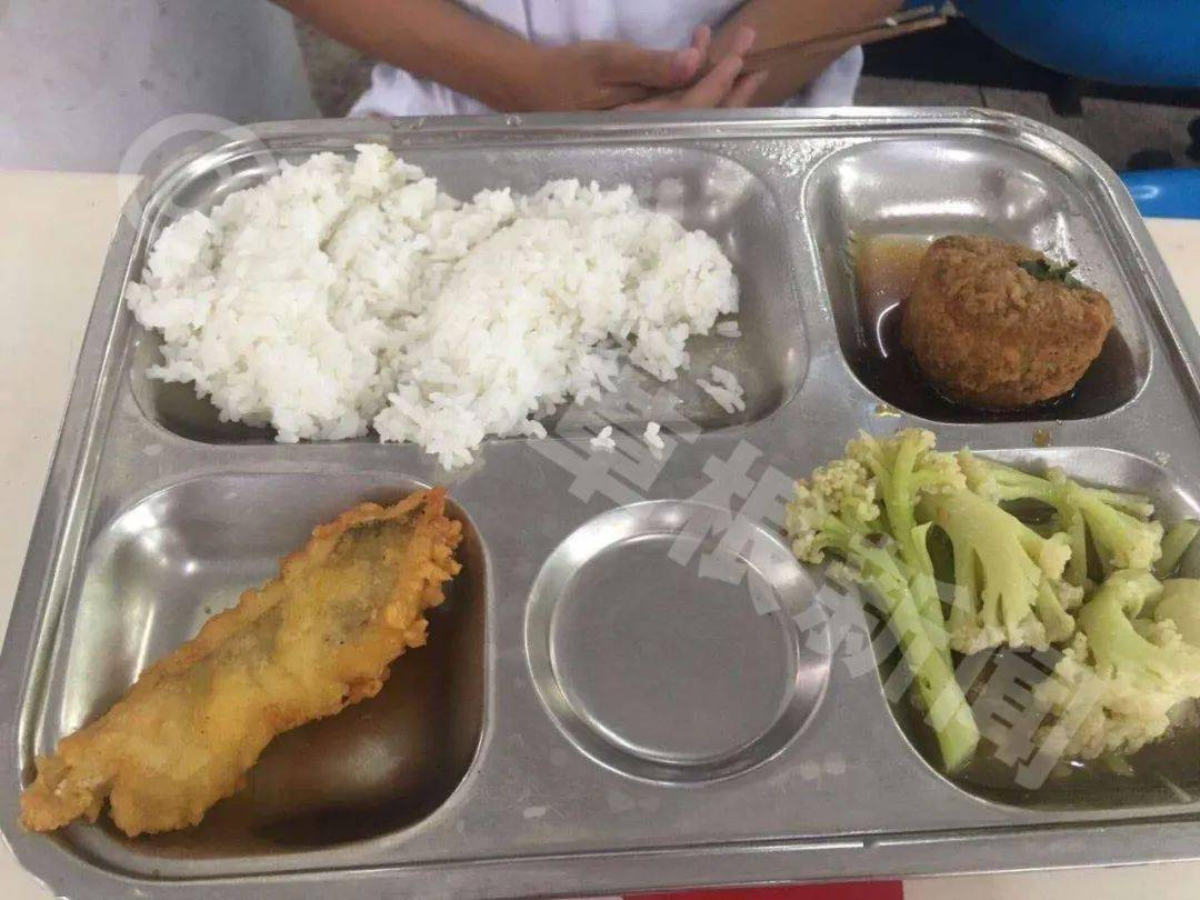 金乡一所学校的午餐遭曝光被疯狂吐槽