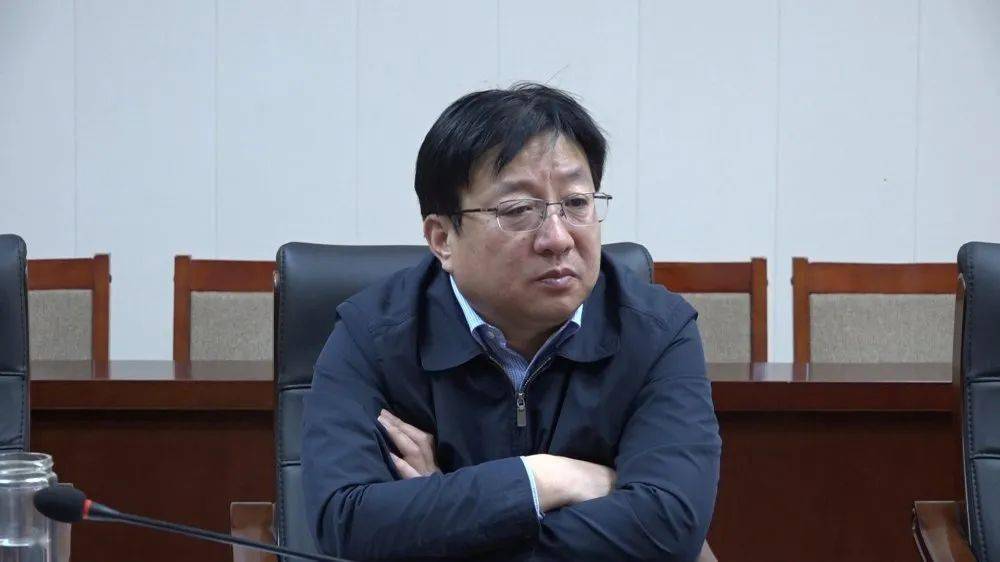 座谈会前,老干部们先后来到同盟古镇,华夏幸福获嘉产业新城,河南女子