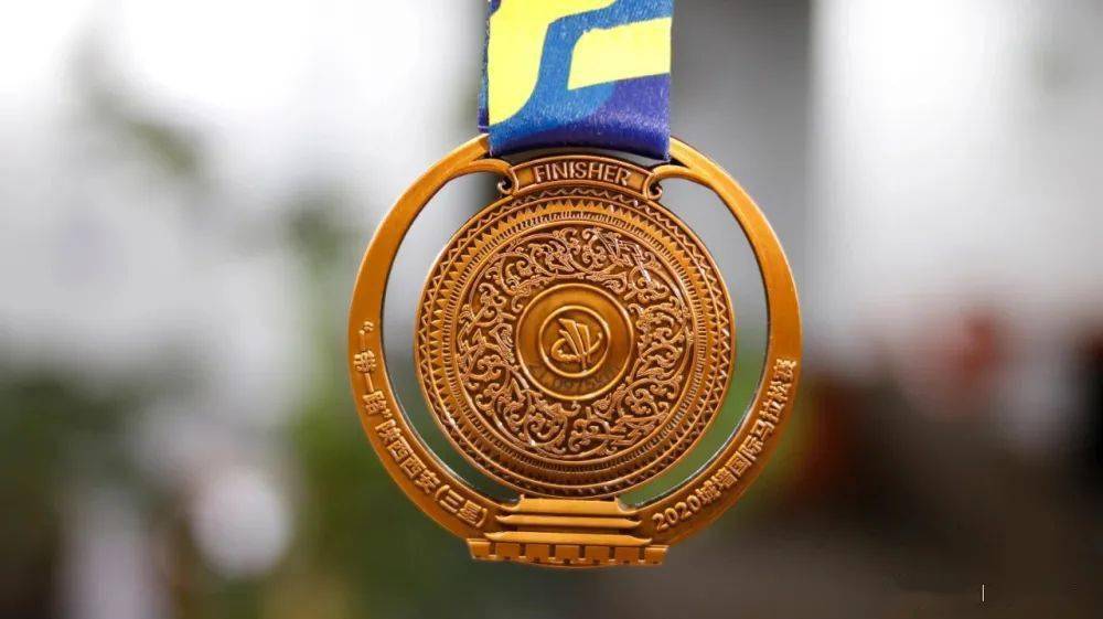 奖牌背后刻有"相约西安,筑梦全运"的赛事口号.