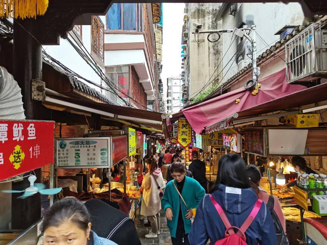 这里是遵义最有人气的小吃街-捞沙巷,人头涌涌.