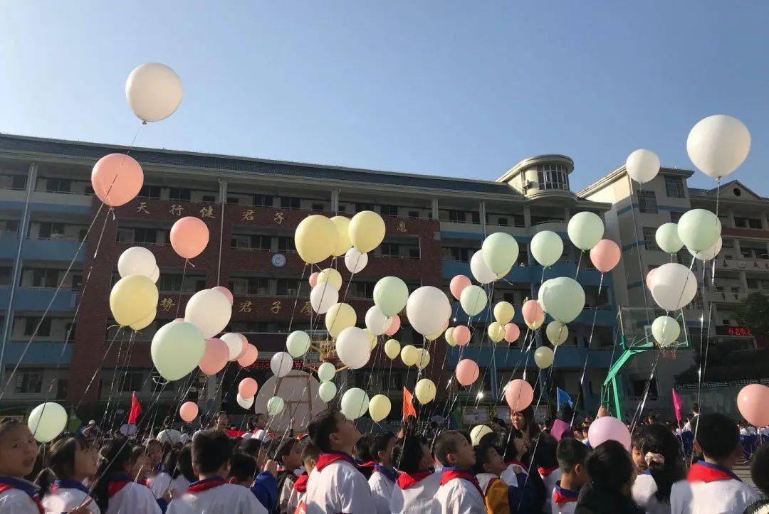 四小校运动会开幕了,快来为你喜欢的方队点赞吧!_part