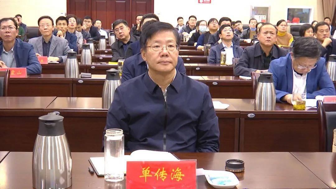 市纪委副书记,市监委副主任刘国亭主持大讲堂.