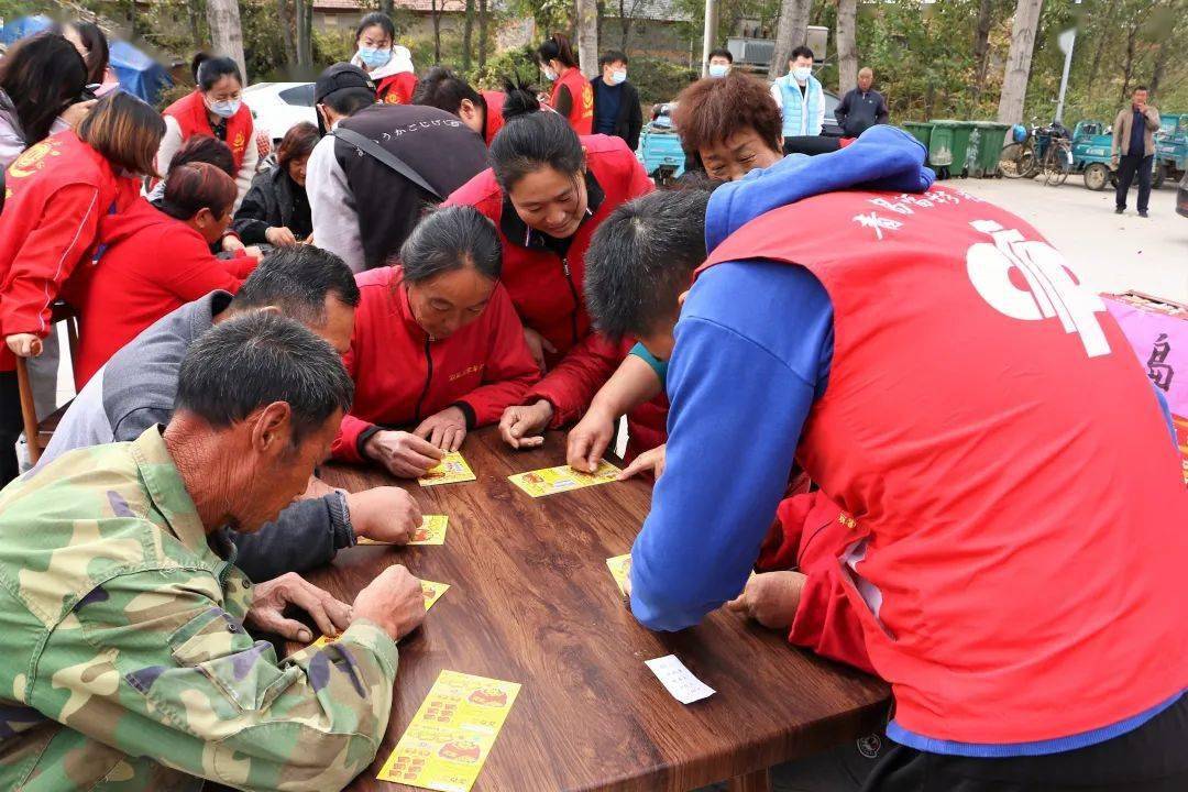 青岛市福利彩票发行中心的志愿者们来到莱西市院上镇武备