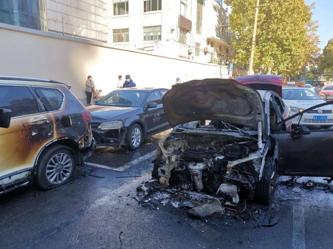 济南一轿车突发自燃!车身前部已面目全非(视频),路边两车辆受损