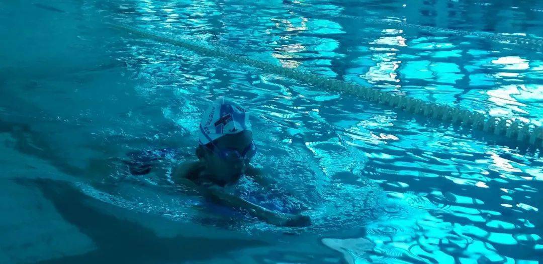 泳池里水花翻滚,大家用尽全力你追我赶,奋勇争先,尽展玉溪市少年儿童