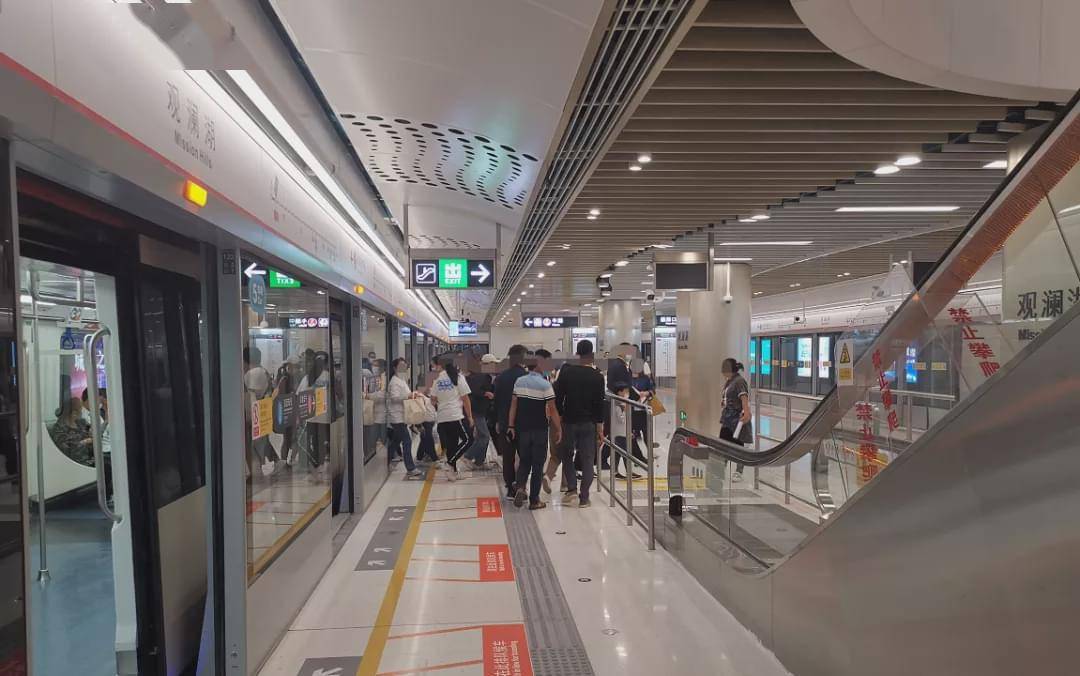 观澜湖站到了牛湖站可以看到,此时还有不少市民从牛湖站上车.