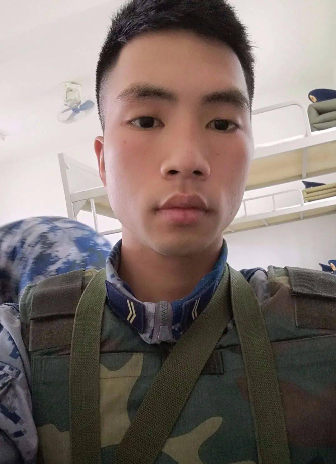 9服役单位及工作内容:95129部队,站岗及守护机场飞机安全军训负责连排