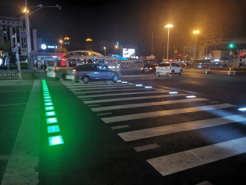 北京这个路口,人行横道上铺了"霓虹灯"