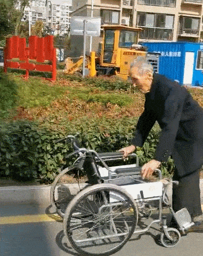 佩服泰州这位102岁老人爱骑车喜打拳