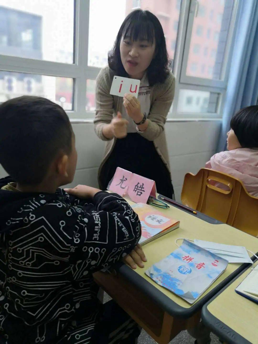 激情带着强烈的新鲜感和积极性去学习不知不觉完成了本节课的拼音教