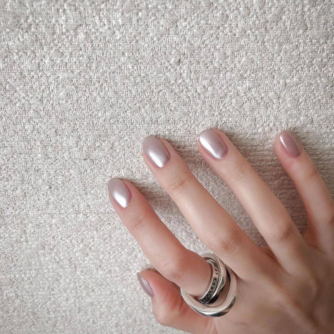 极简时尚的纯色系美甲承包你这个秋天的美