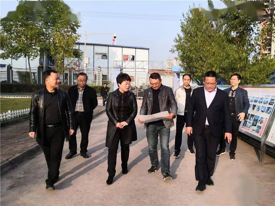 马春霞视察了华融学校校园环境建设,听取了学校负责人对方方面面工作