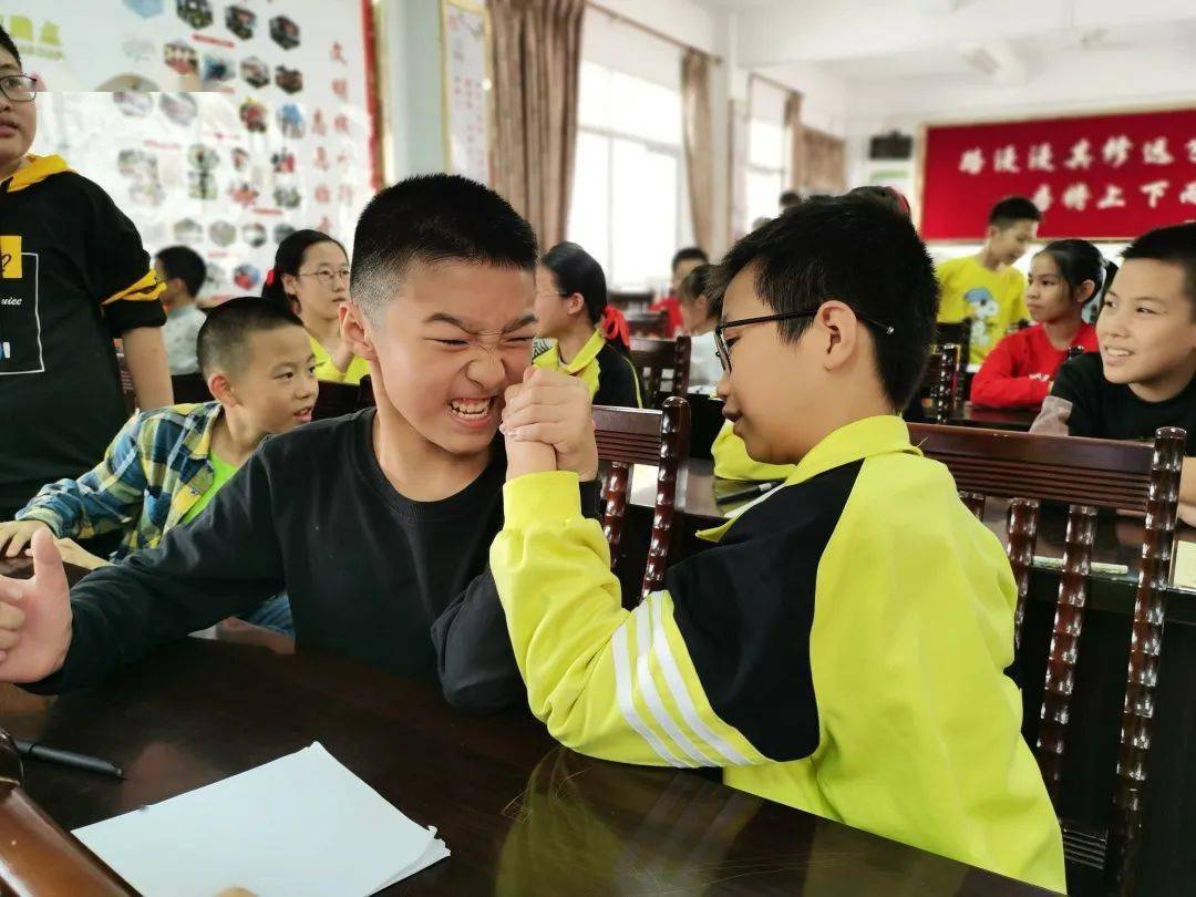 体验"挫折"《扳手劲比赛》体验"挫折" 《嘴巴书法家》课堂上,陈艳芳