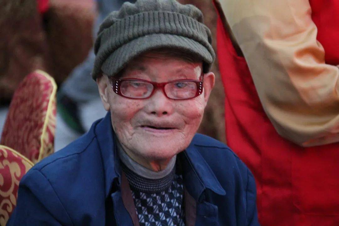 佳节又重阳 欢聚齐欢乐夜幕降临,江东街道城东片主任陈文献为晚会致辞