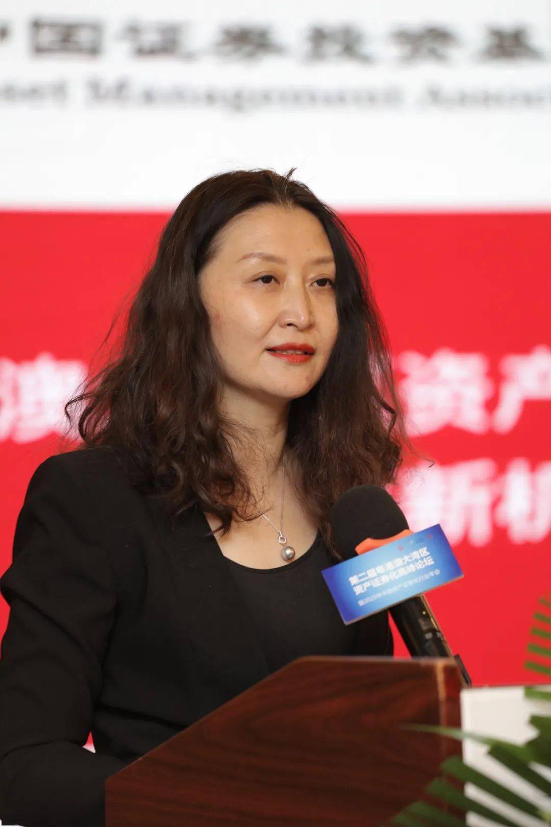 会上,中国证券投资基金业协会秘书长陈春艳,深圳证券交易所固定收益部