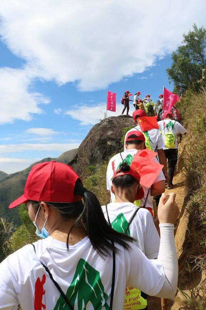 高州500多人齐登山,看谁最先登到顶?