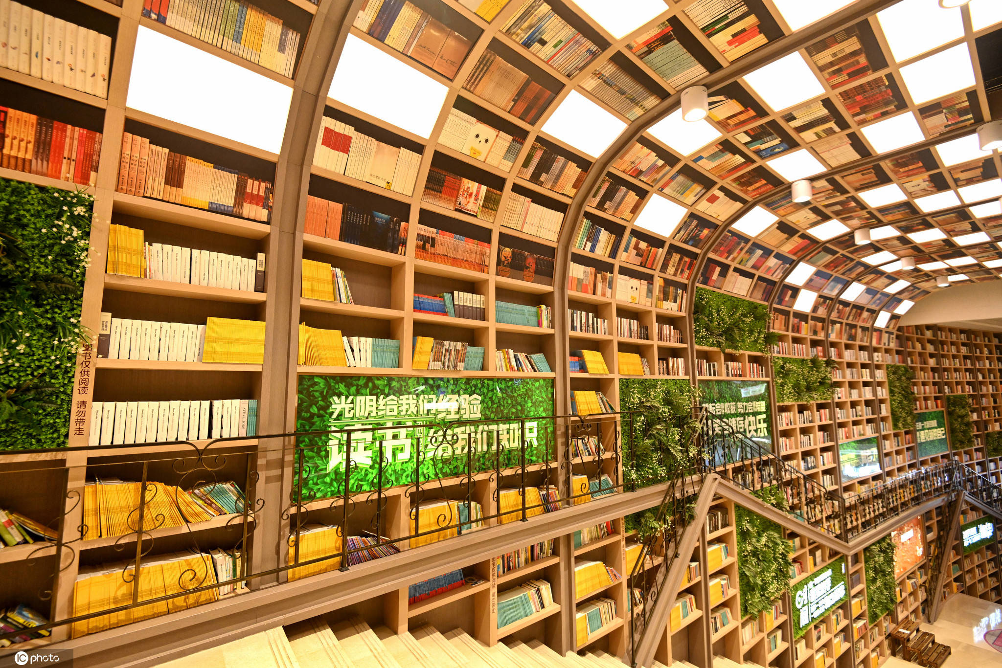 重庆一商场现10米高书墙02展上万本图书免费阅览