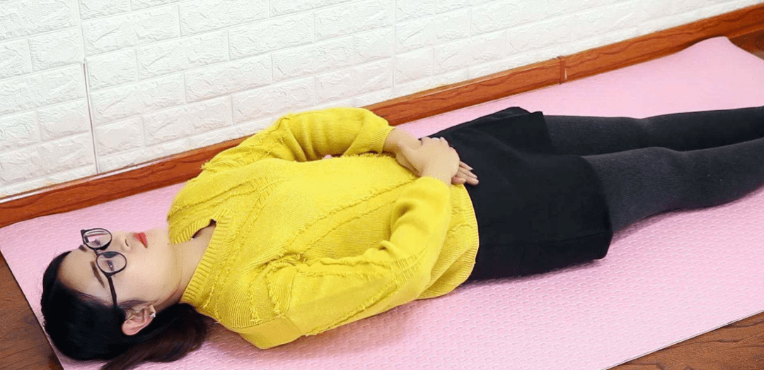 闭眼小睡养肝坐着捏膝养腿这些小动作能养生快来学习