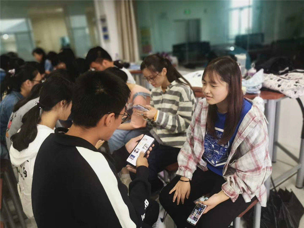 在课堂上,学生们用手机查找资料,准备英语对话.受访者供图