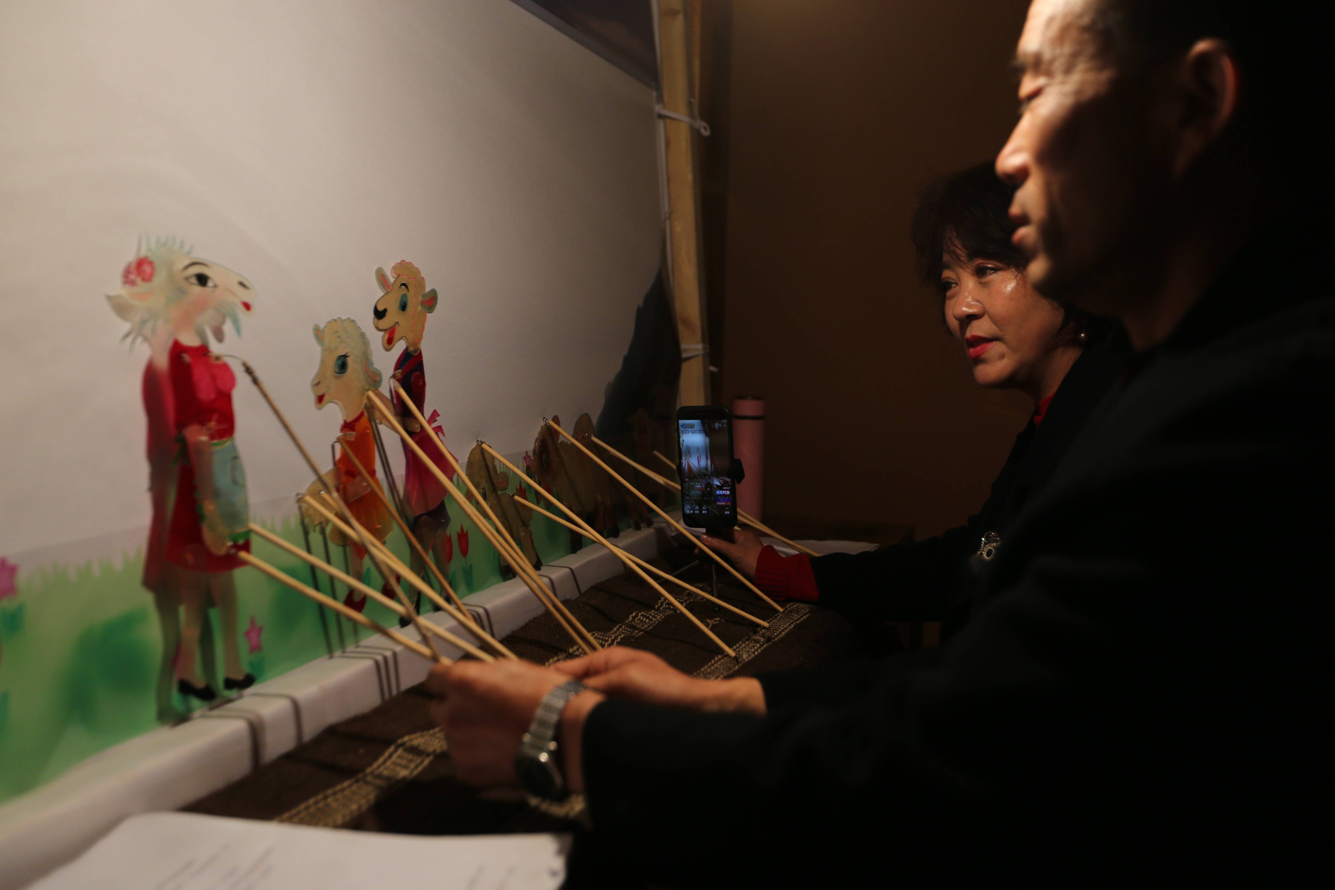 甘肃庆阳老皮影讲述新故事