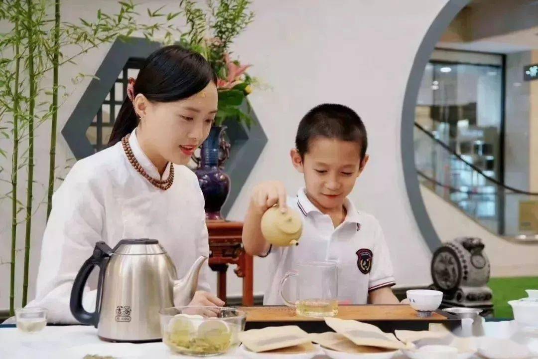 稚子习茶识礼静心少儿茶艺体验课开班了